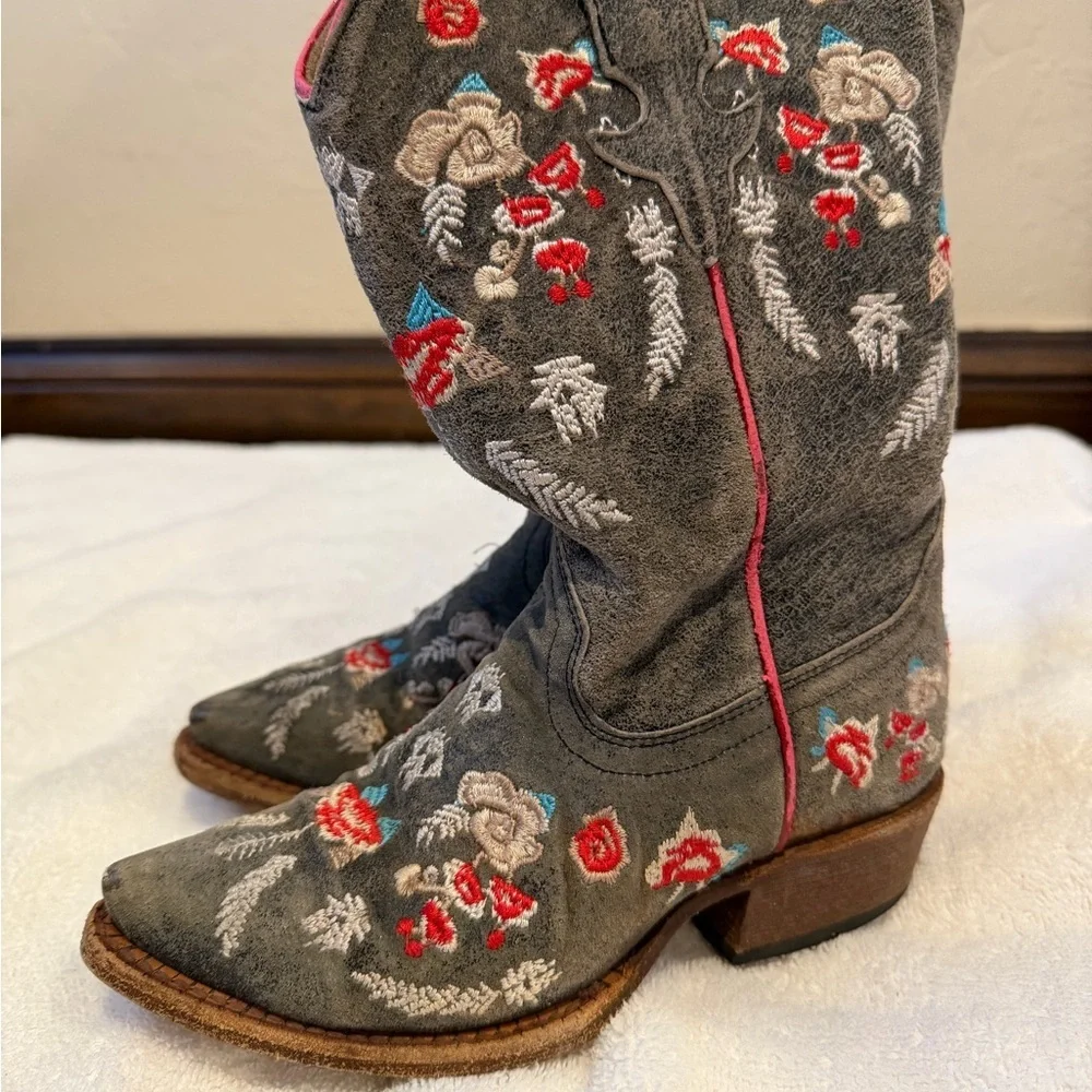 Macie Bean western boots with floral embroidery size kids 11 leather